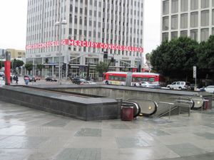 윌셔/웨스턴 역 출구