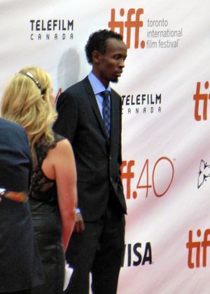 압디가 2015년 토론토 국제 영화제에서 아이 인 더 스카이 시사회에 참석한 모습