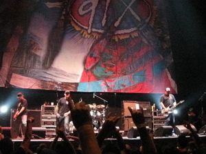 2011년 린드버그의 대체자 졸리 테글라스(왼쪽에서 두 번째)와 함께한 페니와이즈