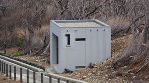 오와쿠다니 자연 연구로의 분석 쉘터. 2019년까지 7동이 건설되었다.