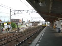 플랫폼, 공항대로 방면, 오른쪽에는 부쇼잔 공장(남쪽 공장), 안쪽 1번선 왼쪽에는 북쪽 공장으로의 인입선과 구내 건널목