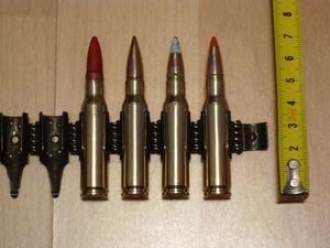 스웨덴 7.62×51mm 탄약통(왼쪽은 공포탄, 그 다음은 완전 금속 피갑, 예광탄, 철갑탄); 빨간색 나무 플러그가 뚜렷하게 보임