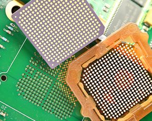 세라믹 LGA 패키지(상단), 전도성 컬럼이 있는 인터포저(우측) 및 PCB의 일치하는 LGA 패드(좌하단)