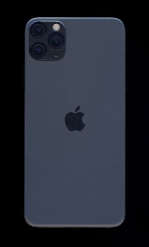 스페이스 그레이 색상의 iPhone 11 Pro Max 뒷면