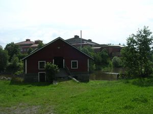 로이요키 강둑에 있는 베시코스키 제분소. 배경에 오래된 산업 건물들이 보인다.