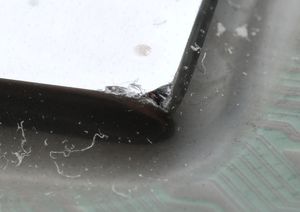 쿨러를 잘못 설치하거나 시스템을 거칠게 다루면, 사진처럼 CPU 다이의 모서리가 손상되기 쉬웠다.