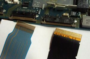 ZIF 커넥터 한 쌍과 이에 연결되는 플렉시블 플랫 케이블.