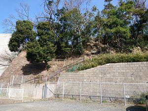 혼고다이역 서쪽 선로 북쪽 옆에 남아 있는 칠석산 횡혈묘군의 잔존부