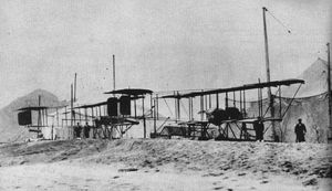 대일본 제국 해군의 수상기 모함 와카미야 소속의 2기의 모리스 파르망 수상기 (칭다오, 1914년)