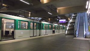 오베르빌리에 남쪽에 위치한 프롱 포퓰레(Front Populaire)는 12호선의 최초의 현대화된 역이다.