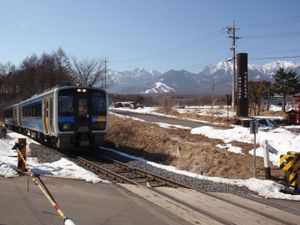 JR 최고 지점 기념비와 열차(기요사토 - 노베야마 간 2011년 2월)