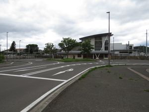 omnibust운 사업에 의해 정비된 남쪽 출구 앞 광장 (2017년 6월)