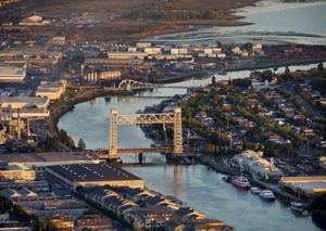 프루트베일 다리는 오클랜드 해협을 가로질러 앨러미다를 남쪽의 오클랜드와 북쪽으로 연결한다.
