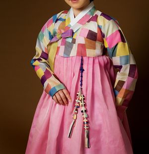 한국 전통 저고리를 입은 여성 (조각보, 한국식 조각보로 제작됨)