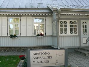 비르슈토나스 성 미술관에는 복자 테오필리우스 마툴리오니스의 전시물이 있다.