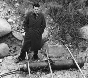 1943년 6월 JPL에서 JATO 캐니스터 위에 서 있는 파슨스