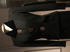 1938–39 스키아파렐리 수트 (알베르토 자코메티)가 조각한 큰 단추가 달려있다.