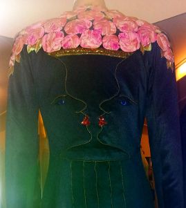 장 콕토와 협업하여 디자인한 이브닝 코트, 런던, 1937. V&A, T.59-2005.