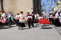 포르투갈 브라가의 페스타 주니나에서 카드리유를 추는 모습
