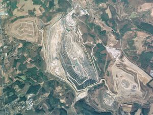 하치노헤 광산 주변의 항공 사진. 2013년 4월 16일 촬영한 7장을 합성 제작.국토교통성 국토지리원 [https://mapps.gsi.go.jp/ 지도・항공사진 열람 서비스]의 항공 사진을 기초로 제작.