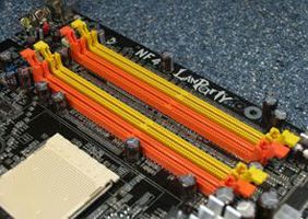 듀얼 채널 메모리 슬롯 (이 메인보드는 주황색과 노란색으로 색상 구분됨)