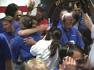 혜성과의 충돌 후 기념식을 가지는 팀 구성원들.