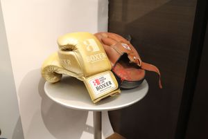 극중 사용 글러브