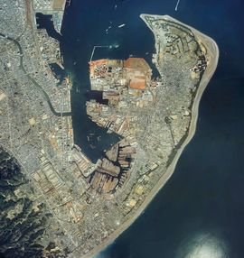 시미즈항 주변의 항공 사진. 사진 오른쪽(동쪽)의 모래사장에 보이는 소나무 숲이 미호노마쓰바라이다. 1983년 촬영한 12장을 합성하여 제작.국토교통성 국토지리원 [https://mapps.gsi.go.jp/ 지도・항공사진 열람 서비스]의 항공 사진을 기반으로 제작.