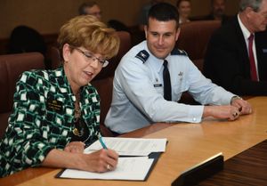 2015년 3월 31일 벅리 공군 기지 파트너십 운영 그룹 헌장에 서명하는 캐시 눈 시장