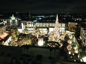 m}} 높이의 크리스마스 트리. 이 사진은 아메리카나 앳 브랜드의 연례 크리스마스 트리 점등식 직후에 촬영되었다. 멀리 로스앤젤레스 시내가 보인다.