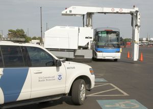 2016년 민주당 전당대회에 들어가는 대표단 버스를 스캔하는 모습