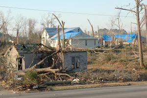 이동식 주택 및 기타 임시 구조물에 심각한 피해가 발생하며, 자동차 및 기타 차량이 도로에서 밀려나거나 뒤집힐 수 있다. 영구적인 구조물은 지붕에 큰 피해를 입을 수 있다.