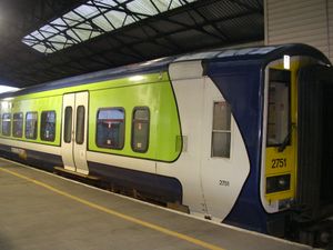 아르노드 에이렌 DMU 2751이 리머릭 콜버트 역에 정차, 2006년