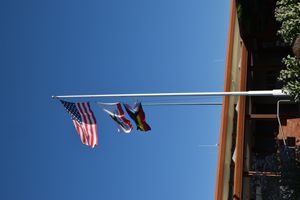 밀브레 시청에 게양된 깃발(위에서 아래로) 미국, 캘리포니아, LGBTQ+ 깃발