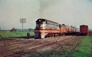 밀워키 로드의 클래스 A #1이 1951년 밀워키 근처에서 잠시 멈춰 있다.