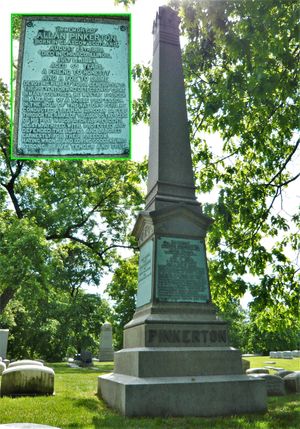 핑커톤 묘, 그레이스랜드 묘지, 시카고. 삽입: 오벨리스크의 명판