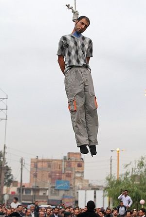 이란 가르차크에서 강간 혐의로 유죄 판결을 받은 남성에 대한 공개 처형 (2011년 10월 26일)