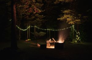 Bowron Lake Provincial Park, BC의 밤 백컨트리 해먹 캠프장