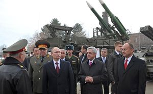 블라디미르 푸틴이 아르메니아 주재 러시아 제102군사기지를 방문했다.