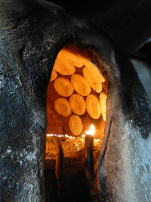 사마르칸트에서 빵을 굽는 모습