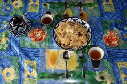 차와 샐러드와 함께 제공되는 프로프