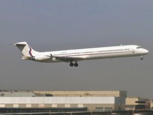 아메리스타 제트 차터 MD-83이 존 F. 케네디 국제공항에 접근하는 모습. 이 사진이 찍힌 지 거의 1년 후, 해당 항공기는 윌로우 런 공항에서 활주로 이탈 사고로 심각하게 손상되었다.