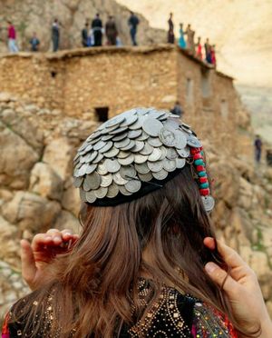 전통적인 머리 장식으로 동전을 장식한 하와르만의 여성