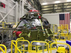 2018년 6월 19일 케네디 우주 센터의 상업 유인 수송 및 화물 처리 시설(C3PF) 내부에서 결합된 칼립소의 상부 및 하부 돔.