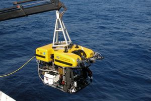2005년 발사된 과학용 ROV 'Hercules'(IFE/URI/NOAA). 심해 연구에 사용되는 다양한 샘플링 장치와 로봇 팔에 주목한다.