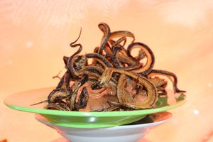 매콤한 소스와 함께 제공되는 튀긴 드렁허리. 인도네시아 미낭카바우 요리에서 가장 인기 있는 요리 중 하나