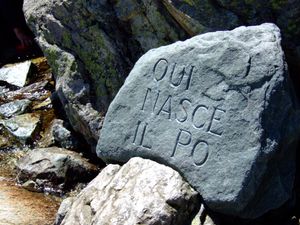 이탈리아 크리솔로 인근 석비: 여기가 포 강이 시작되는 곳