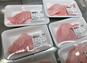 시장에 유통되는 악상어 토막