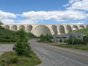 마니쿠아간 강의 다니엘-존슨 댐. 마니크-5 수력 발전소에 전력을 공급한다.
