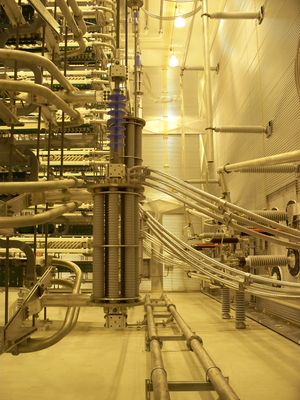 랑주가르디앙에 위치한 오타와에 변전소의 정류기. 1,250 MW의 백 투 백 HVDC 연결은 퀘벡 전력망을 온타리오의 하이드로 원 네트워크와 연결한다.